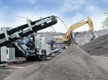 重庆时产200-250吨石灰石履带式移动破碎生产线